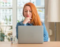 Mulher olhando tela Notebook- Marketing online