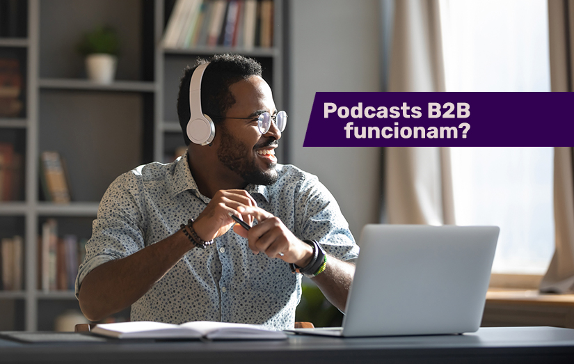 Homem ouve podcast na comunicação B2B