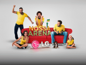 Grupo de pessoas usando camisetas amarelas comemorando em volta de um sofá vermelho com o texto “Nossa Arena” e o logo da LG em destaque