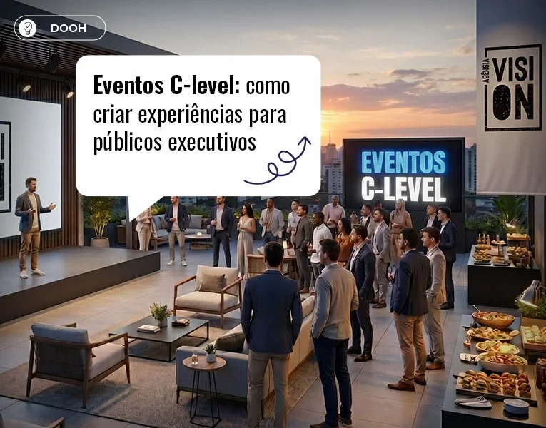 Evento corporativo ao ar livre com executivos reunidos e painel DOOH exibindo "Eventos C-level" ao fundo, com a frase "Eventos C-level: como criar experiências para públicos executivos"