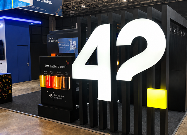Grande logo iluminado 42 no estande da Point72 na ICLR