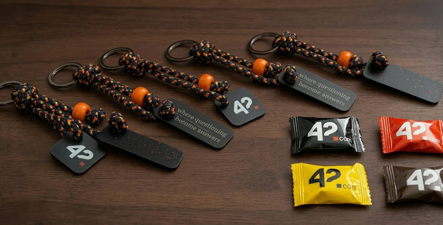 Chaveiros personalizados com a marca 42 dispostos sobre superfície escura